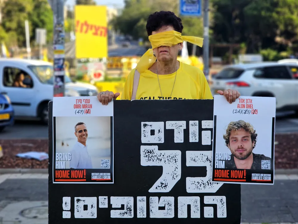 Một người biểu tình ở thành phố Haifa. Ảnh: The Times of Israel IS1.jpeg