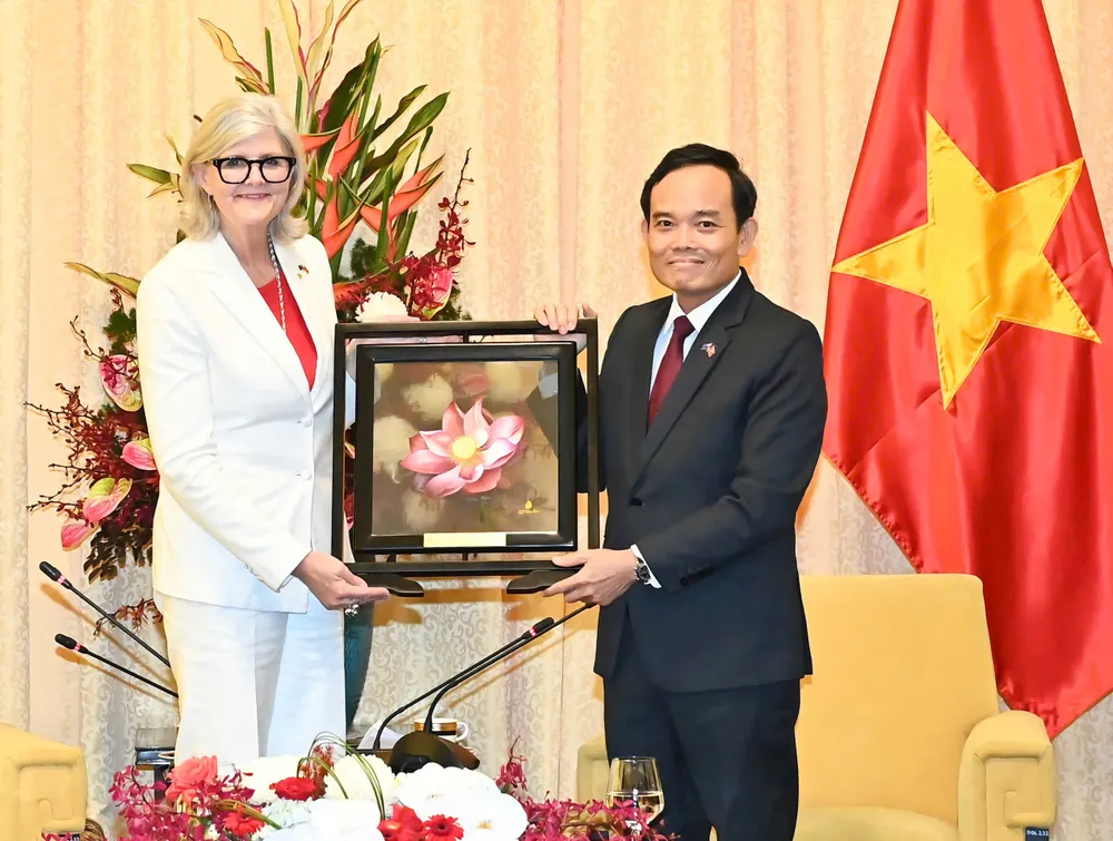 Bí thư Thành ủy TPHCM Trần Lưu Quang tặng quà lưu niệm Toàn quyền Australia Sam Mostyn. Ảnh: VIỆT DŨNG 1000005934.jpg