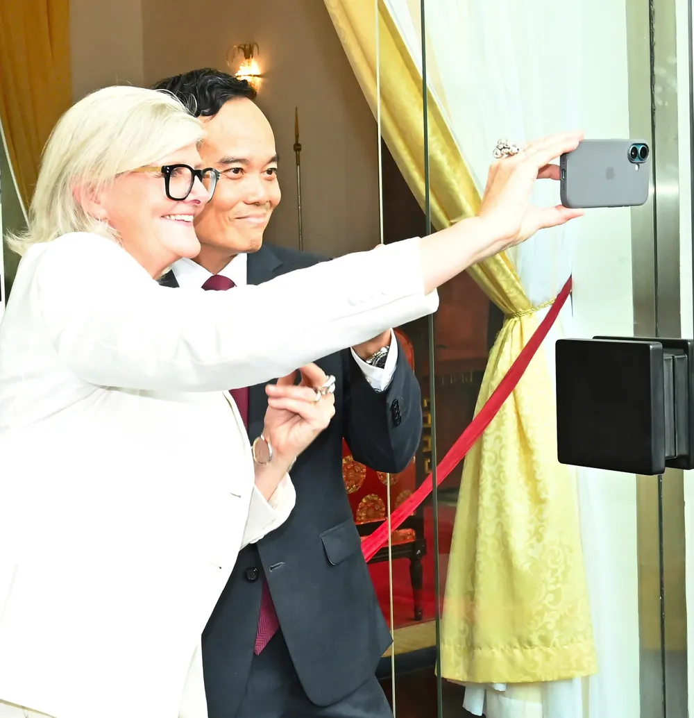 Bí thư Thành ủy TPHCM Trần Lưu Quang và Toàn quyền Australia Sam Mostyn selfie tại Hội trường Thống Nhất. Ảnh: VIỆT DŨNG 1000005935.jpg