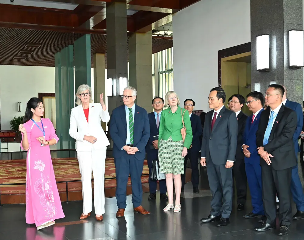 Bí thư Thành ủy TPHCM Trần Lưu Quang và Toàn quyền Australia Sam Mostyn tham quan Hội trường Thống Nhất. Ảnh: VIỆT DŨNG 1000005936.jpg