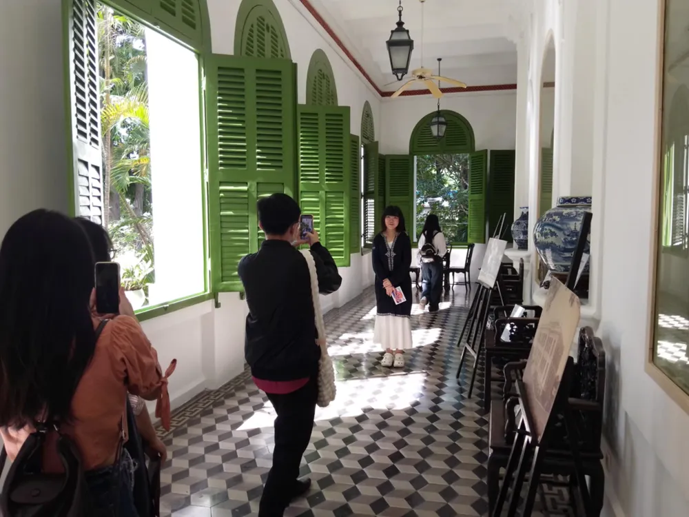 Khách tham quan chụp hình lưu niệm. Ảnh: ĐỖ VĂN 6e667944-aef1-4e30-85fd-71fa582e36f3.jpeg
