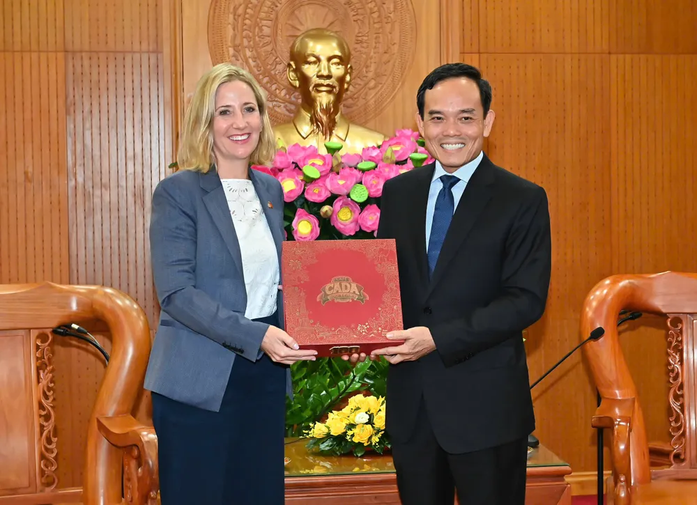 Bí thư Thành ủy TPHCM Trần Lưu Quang tặng quà lưu niệm Tổng lãnh sự Hoa Kỳ tại TPHCM Melissa A.Brown. Ảnh: VIỆT DŨNG 1000006093.jpg