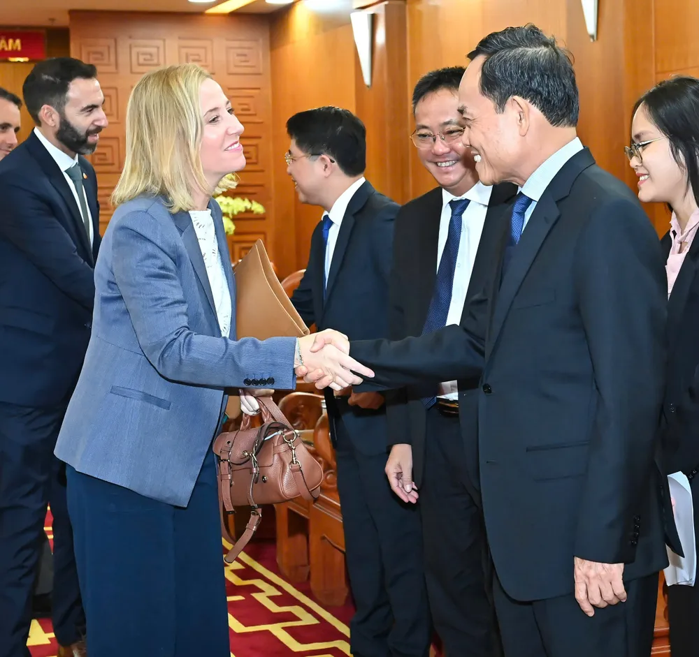 Bí thư Thành ủy TPHCM Trần Lưu Quang và Tổng lãnh sự Hoa Kỳ tại TPHCM Melissa A.Brown. Ảnh: VIỆT DŨNG 1000006094.jpg