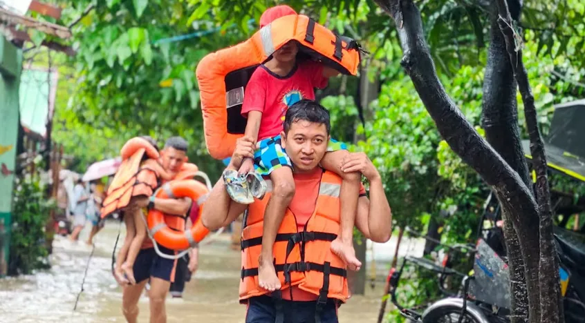 Lực lượng cứu hộ Philippines đưa người dân đến nơi an toàn. Ảnh: AP Phi.png