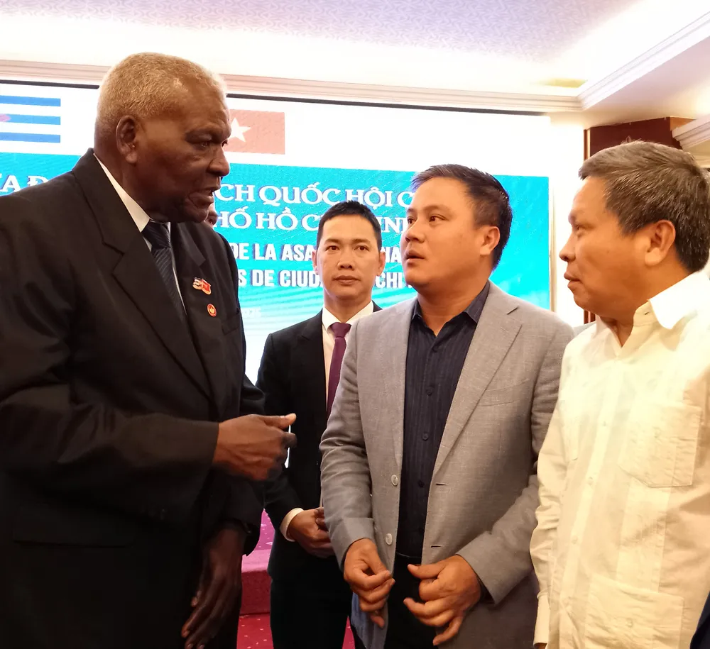 Chủ tịch Quốc hội Cuba Esteban Lazo Hernández trao đổi với một số đại diện doanh nghiệp. Ảnh: MINH CHÂU 1000006266.jpg