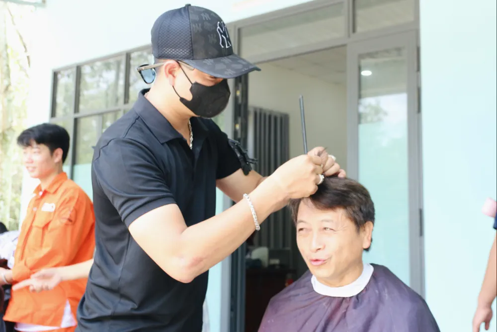 Người dân được thành viên Đông Tây Barbershop hớt tóc miễn phí Hot toc bau lam.JPG