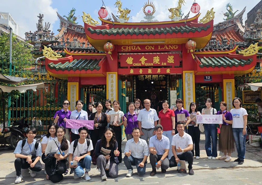 代表团在胡志明市堤岸坊的福建温陵会馆前留影。