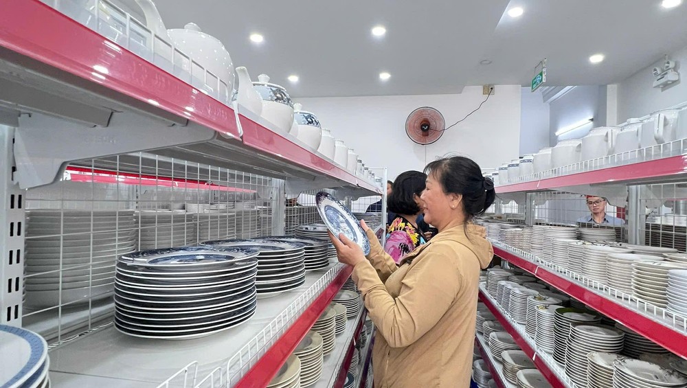 消费者选购明隆陶瓷品。