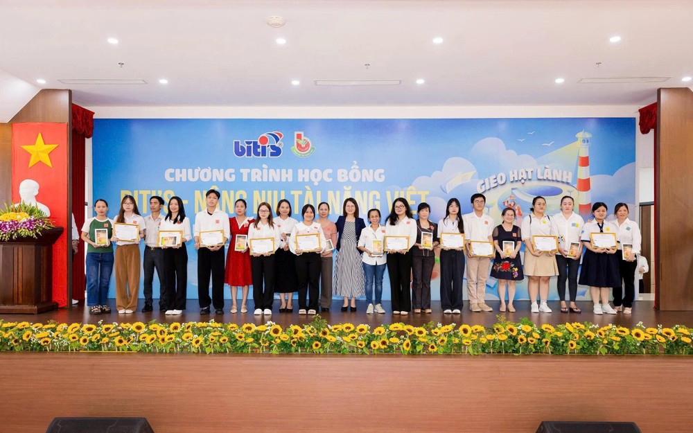 平仙公司领导向学生发奖学金。