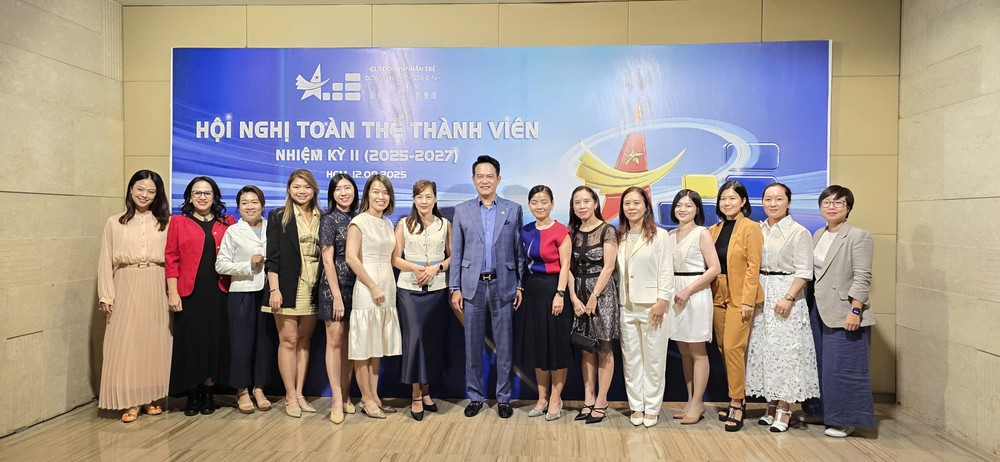 鄧鴻英主席與家族青商俱樂部女成員合照。