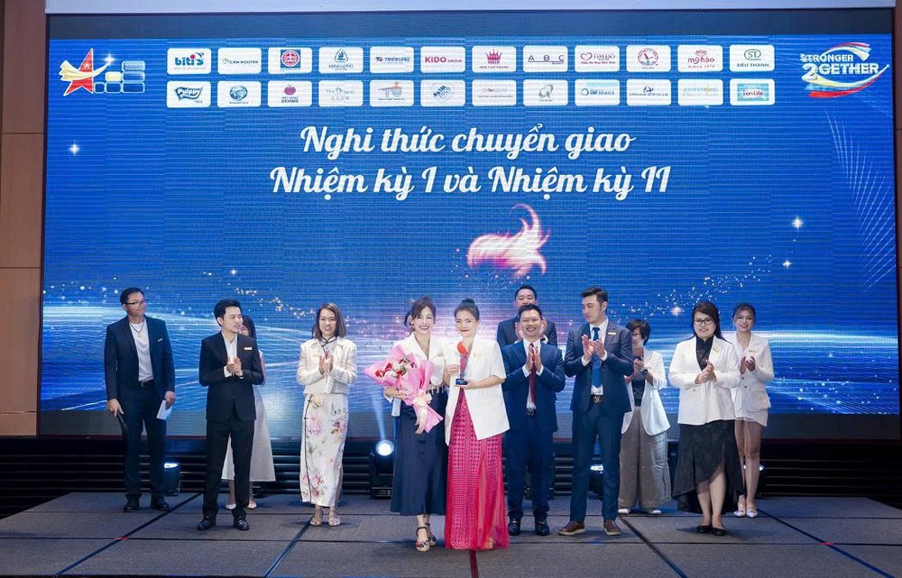 (前排)第一届主席杭珮娟(左)将俱乐部的火炬转交给新任主席尤丽娟。