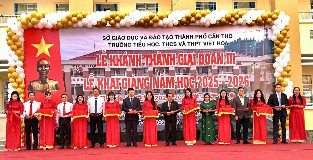 芹苴越华学校举行第三期工程落成仪式。