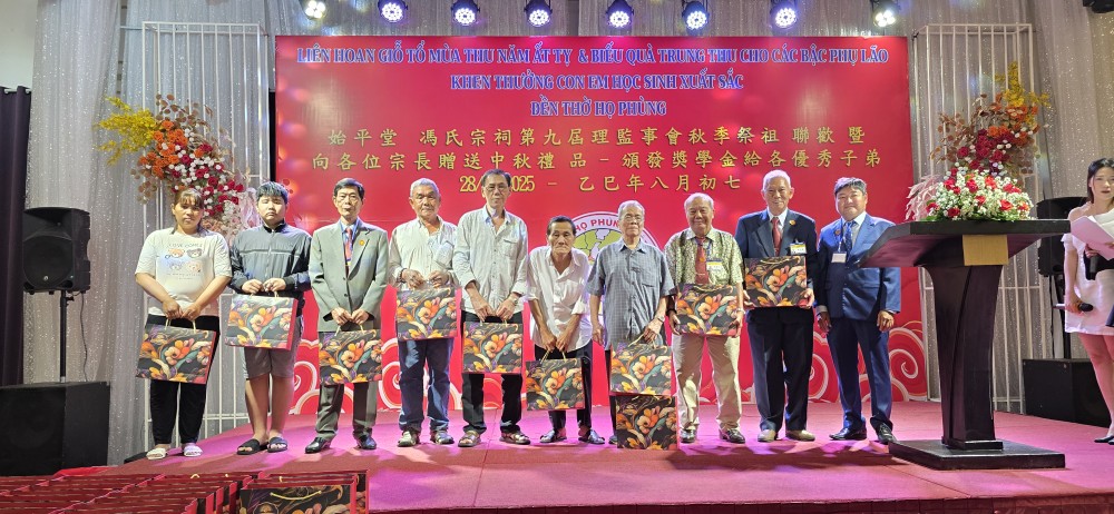 冯氏宗祠向年长宗亲赠送月饼。