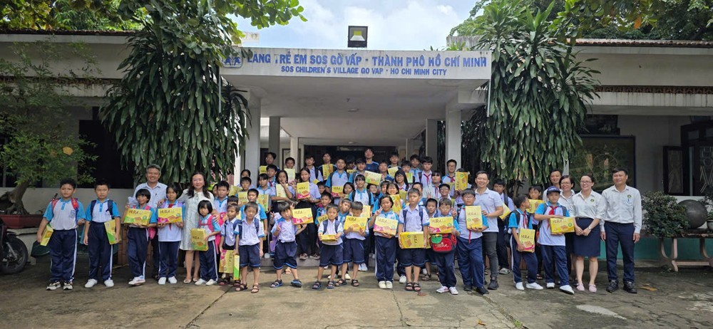 新东洋公司和市华文教育辅助会的爱心团与SOS少儿们合影。