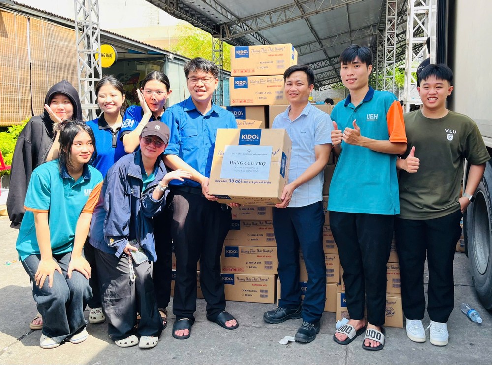 新东洋公司技术部门经理阮文贞代表移交救济品