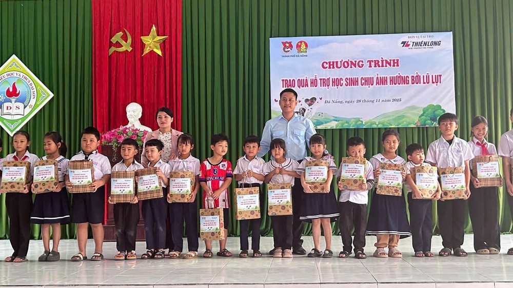 天龙集团向学生送上超过3200份学习用品