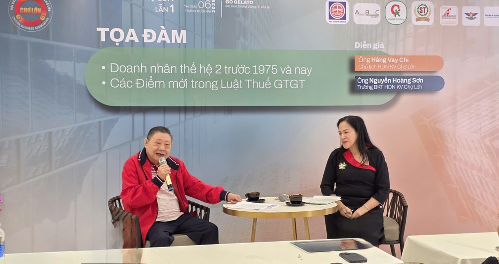 杭慰瑶先生（左）和邬美芳女士。