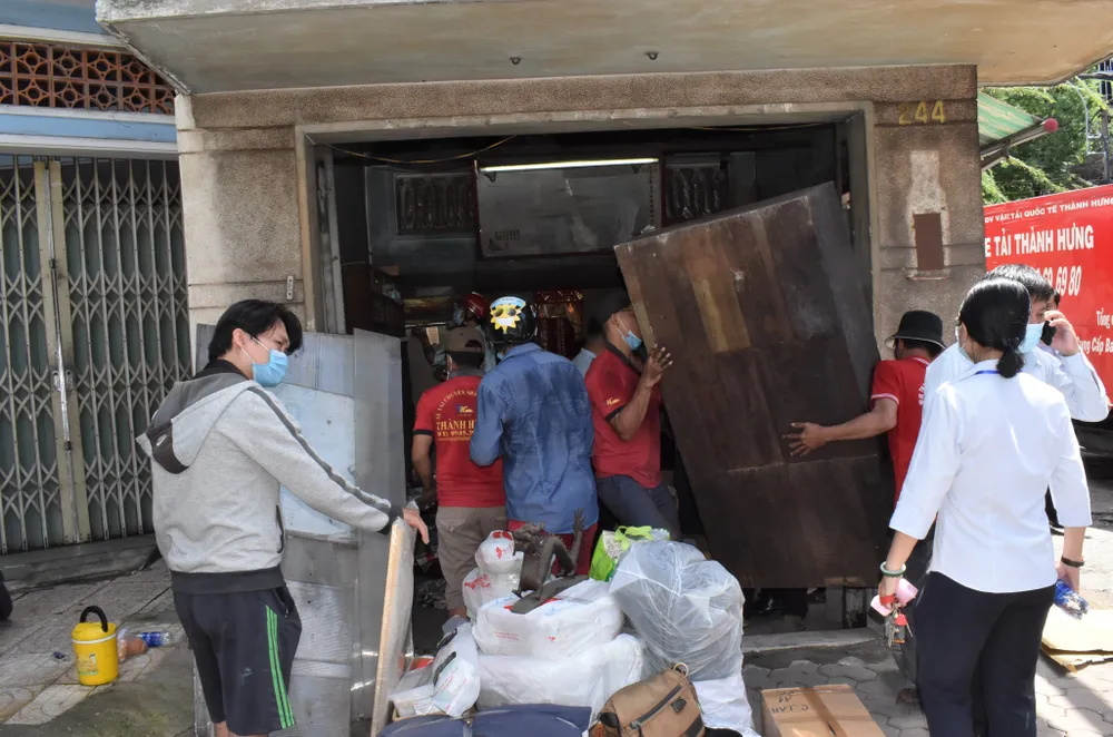 Quận 11 cưỡng chế hộ dân chậm bàn giao mặt bằng để thực hiện dự án cải tạo nút giao thông ảnh 1