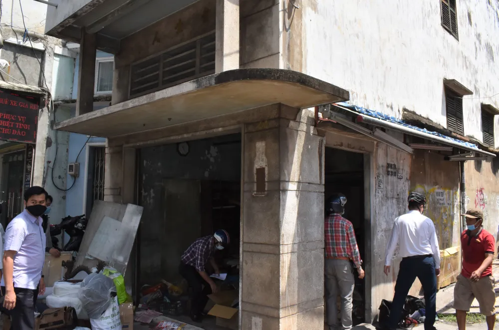 Quận 11 cưỡng chế hộ dân chậm bàn giao mặt bằng để thực hiện dự án cải tạo nút giao thông ảnh 2