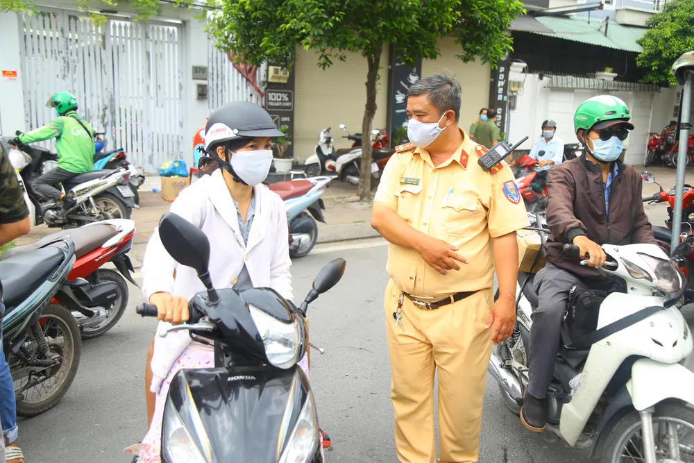 Ngày thứ hai quận Gò Vấp giãn cách: Dồn ứ tại các chốt kiểm soát, phải xả chốt ảnh 19 Ngày thứ hai quận Gò Vấp giãn cách: Dồn ứ tại các chốt kiểm soát, phải xả chốt ảnh 19