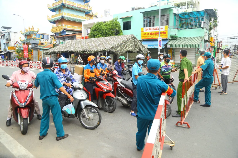 Ngày thứ hai quận Gò Vấp giãn cách: Dồn ứ tại các chốt kiểm soát, phải xả chốt ảnh 21 Ngày thứ hai quận Gò Vấp giãn cách: Dồn ứ tại các chốt kiểm soát, phải xả chốt ảnh 21