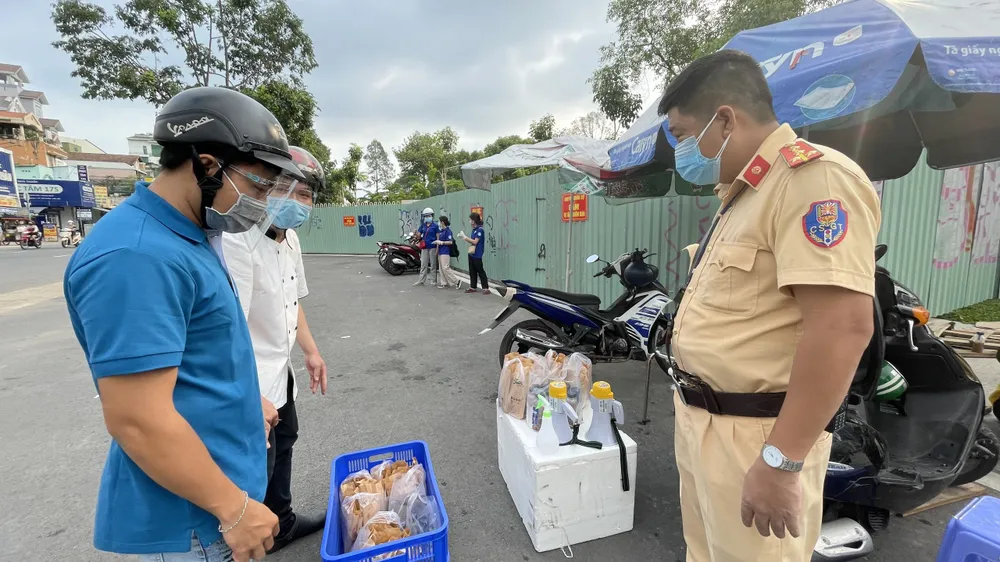 Gò Vấp phân luồng từ xa, kiểm tra ngẫu nhiên người ra vào quận ảnh 6