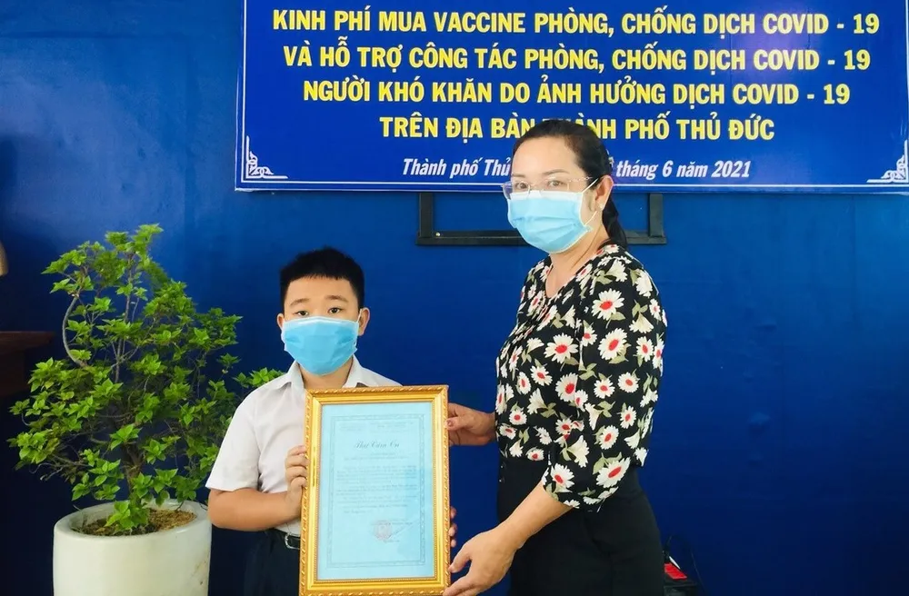 Trao tặng nhu yếu phẩm phòng chống dịch Covid-19  ảnh 4