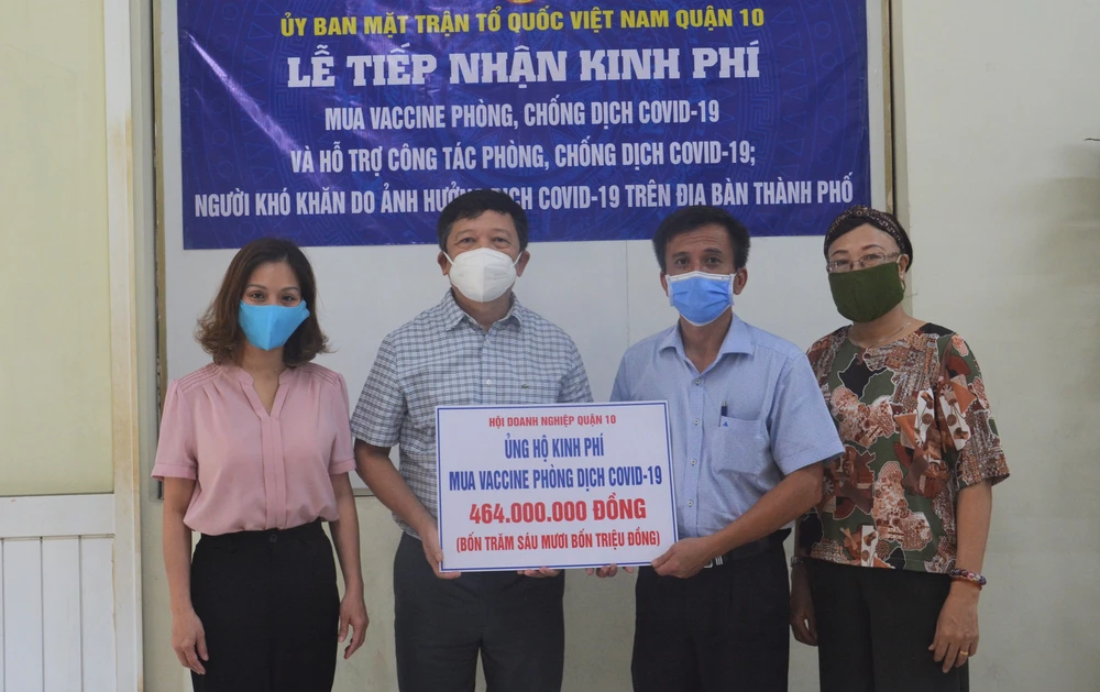 Hội Doanh nghiệp quận 10 trao tặng tiền ủng hộ mua vaccine phòng Covid-19