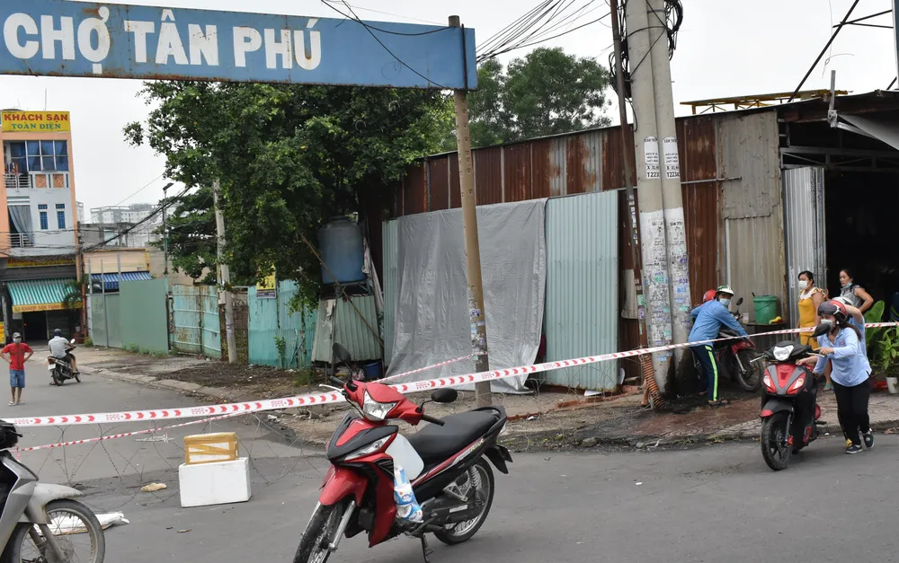 Lập chốt kiểm soát người ra vào phường Tân Phú, TP Thủ Đức ảnh 4