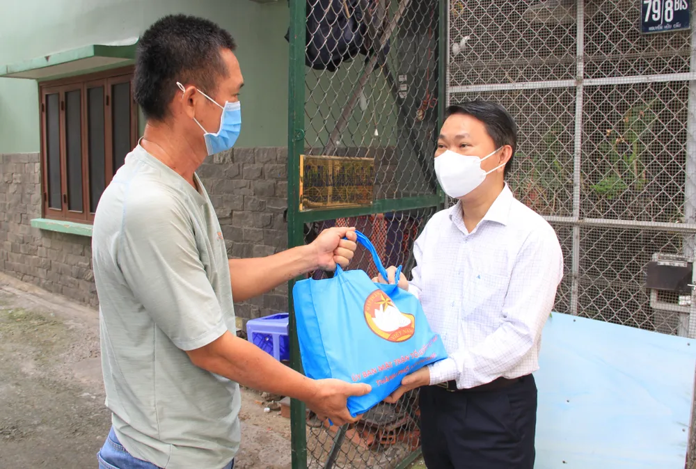 Tặng 100 phần quà cho các hộ dân khó khăn ở quận 1 do ảnh hưởng dịch Covid-19  ảnh 1