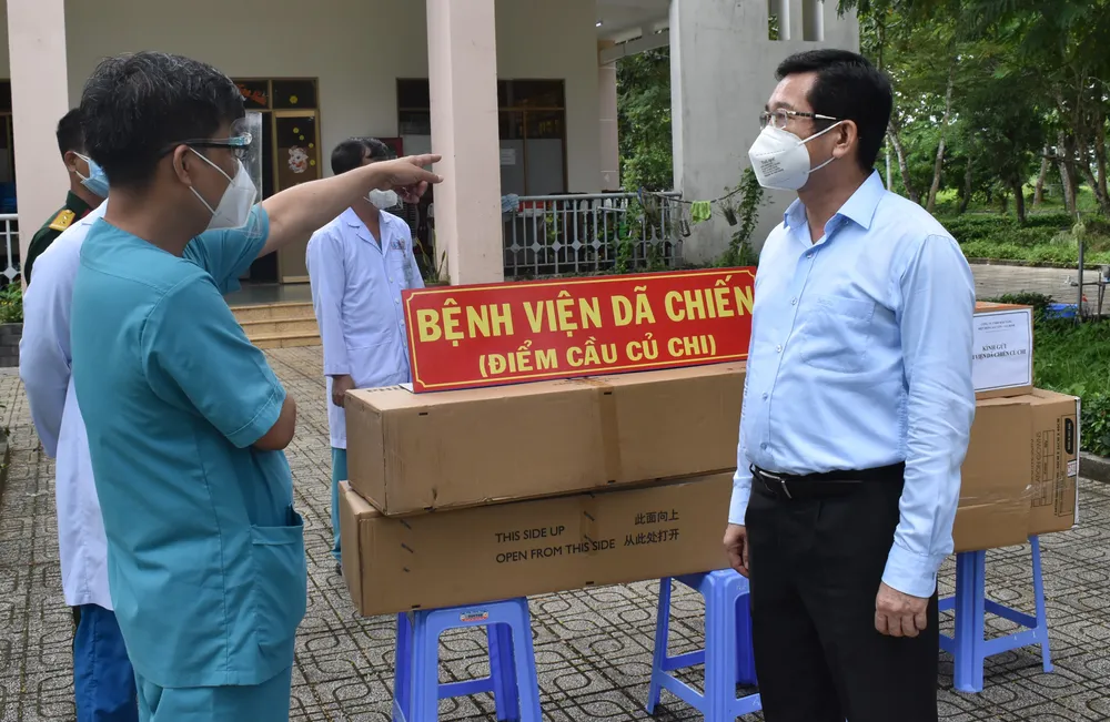 Trao tặng trang thiết bị y tế cho Bệnh viện dã chiến Củ Chi ảnh 1