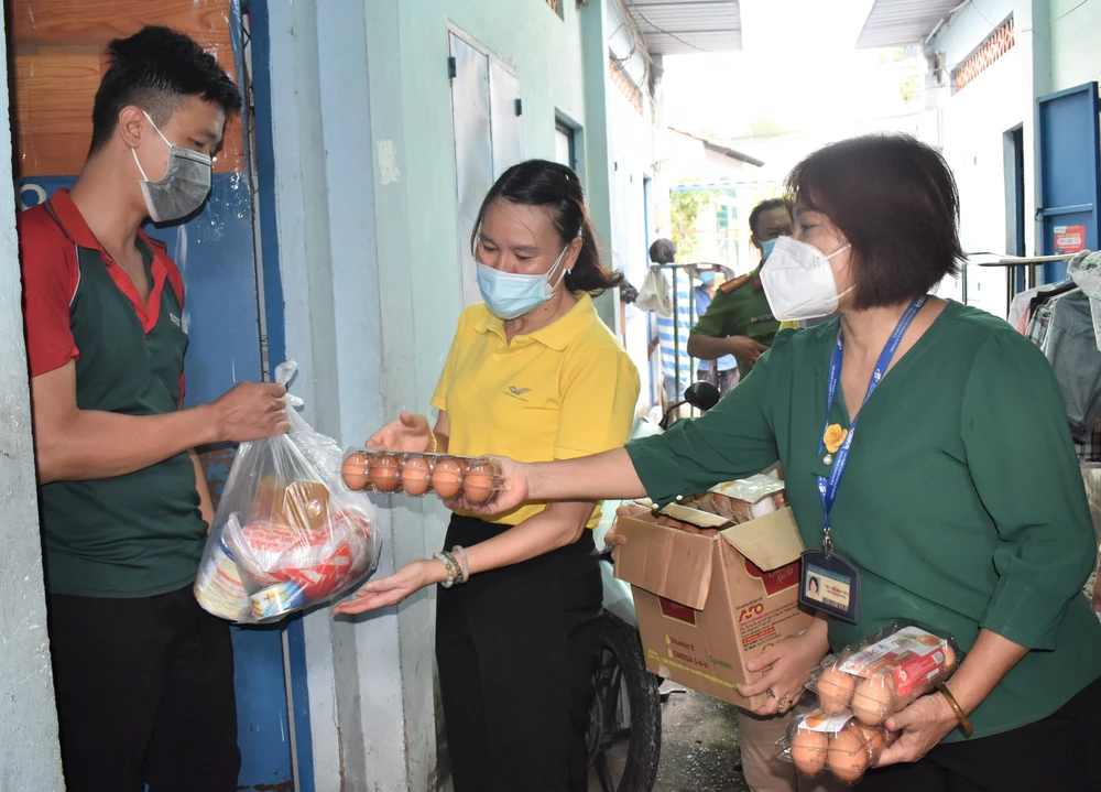 Bưu điện TPHCM trao quà cho người khó khăn ở khu nhà trọ phường Trung Mỹ Tây, quận 12