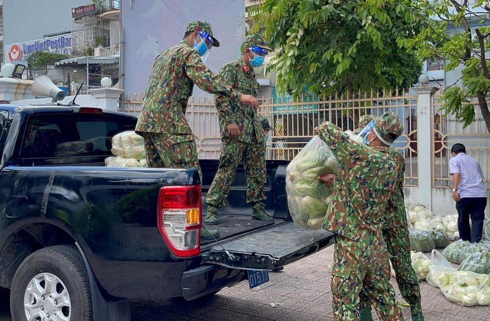 Lực lượng quân đội hỗ trợ vận chuyển nhu yếu phẩm đến người dân ở quận 11