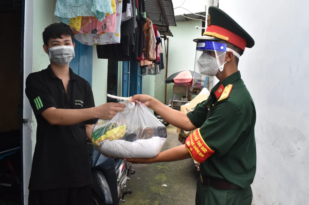 Trao quà hỗ trợ cho người lao động khó khăn ở khu trọ trên đường Kha Vạn Cân, phường Linh Trung, TP Thủ Đức