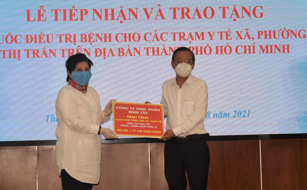 Công ty Cổ phần Thực phẩm Bình Tây tặng Ban Dân vận Thành ủy TPHCM 10.320 phần thuốc điều trị