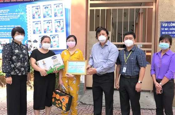 Lãnh đạo TPHCM thăm trẻ em mồ côi có cha, mẹ mất vì Covid-19 ảnh 10