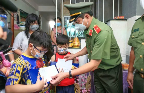 Lãnh đạo TPHCM thăm trẻ em mồ côi có cha, mẹ mất vì Covid-19 ảnh 9