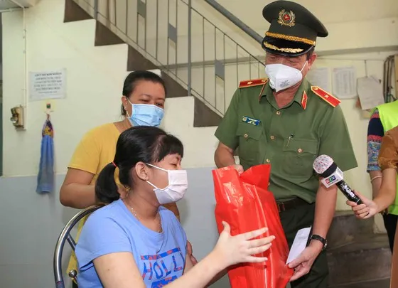 Lãnh đạo TPHCM thăm trẻ em mồ côi có cha, mẹ mất vì Covid-19 ảnh 8