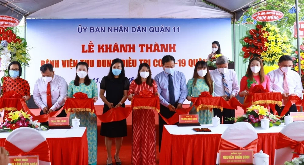 Các đại biểu cắt băng khánh thành Bệnh viện thu dung, điều trị Covid-19 quận 11. Ảnh: ĐÌNH LÝ