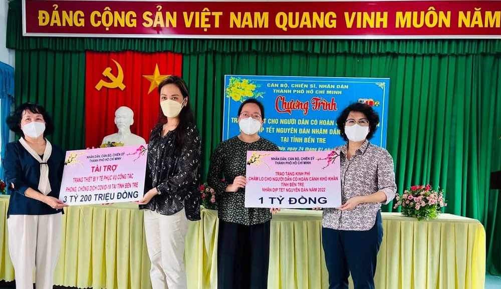 Chủ tịch Ủy ban MTTQ Việt Nam TPHCM Tô Thị Bích Châu trao tặng kinh phí hỗ trợ chăm lo Tết cho tỉnh Bến Tre