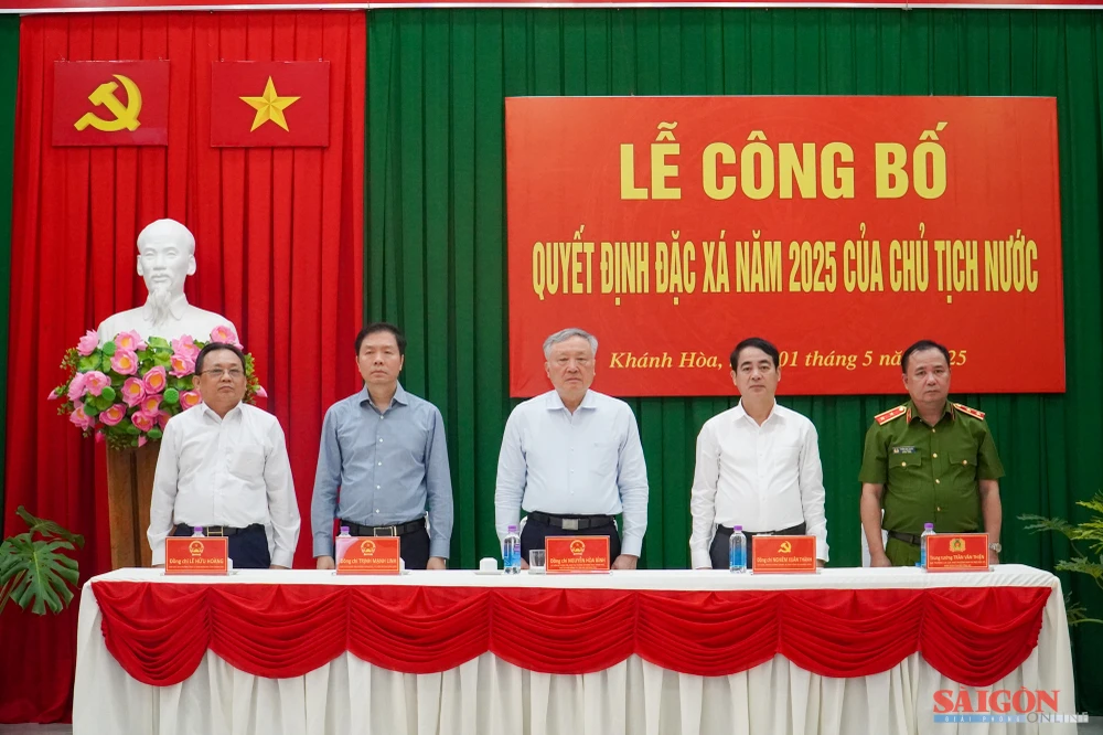Phó Thủ tướng Thường trực Nguyễn Hòa Bình và các đại biểu dự lễ. Ảnh: HIẾU GIANG dasua-04496.jpg