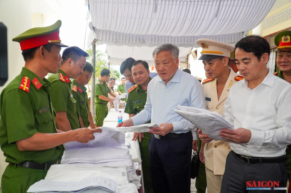 Phó Thủ tướng Thường trực Nguyễn Hòa Bình kiểm tra công tác trả hồ sơ, cấp phát quần áo cho người được đặc xá. Ảnh: HIẾU GIANG dasua-04629.jpg