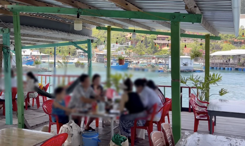 Một bè nổi kinh doanh phục vụ khách du lịch trên vịnh Nha Trang. Ảnh: P.T bennoi.jpeg