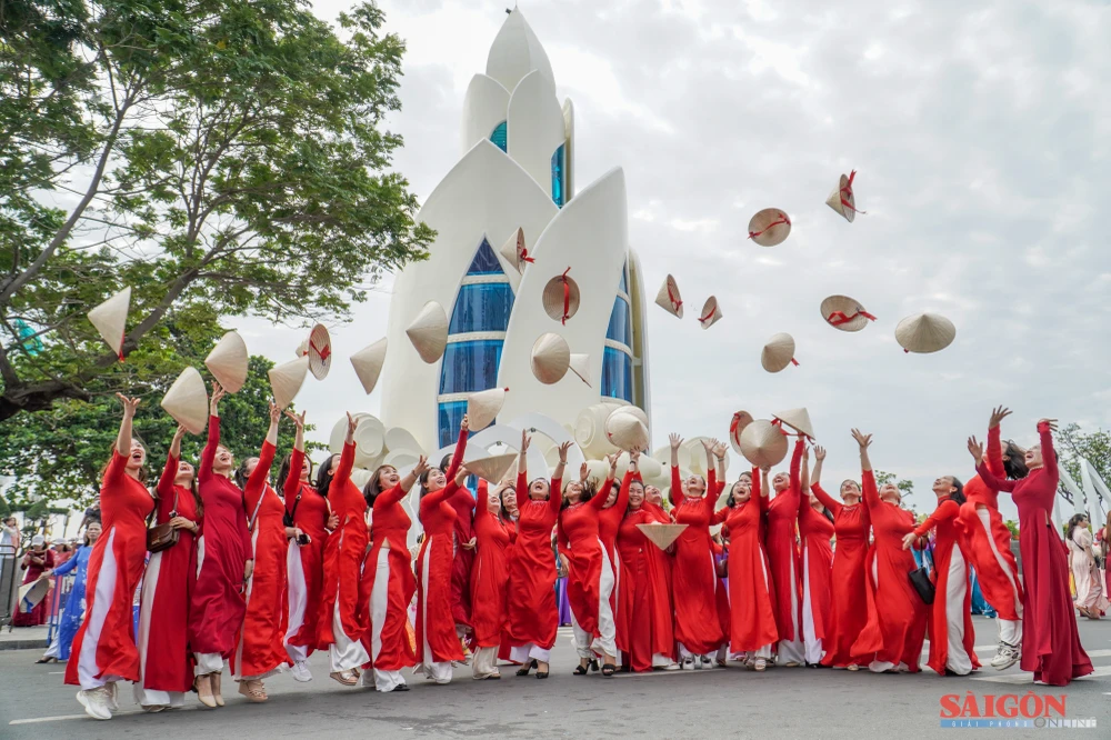Người dân Nha Trang mặc áo dài chào mừng Festival Biển năm 2023. Ảnh: HIẾU GIANG dasua-9.jpg
