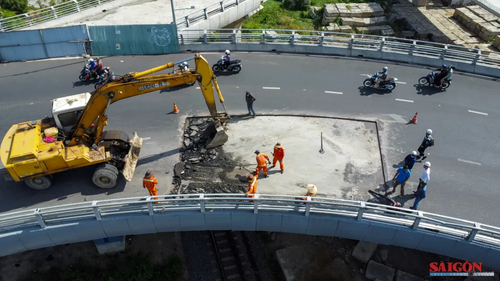 Các đơn vị kiểm tra, bóc tách lớp mặt nhựa đường khu vực có vệt lún. Ảnh: HIẾU GIANG dasua-0007.jpg