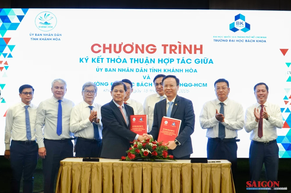 Ký kết thỏa thuận hợp tác giữa UBND tỉnh Khánh Hòa và Trường Đại học Bách khoa TPHCM. Ảnh: HIẾU GIANG dasua-05013.jpg