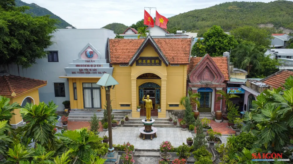 Khu tưởng niệm Chủ tịch Hồ Chí Minh của ông Bùi Xuân Phước. Ảnh: HIẾU GIANG dasua-0436.jpg