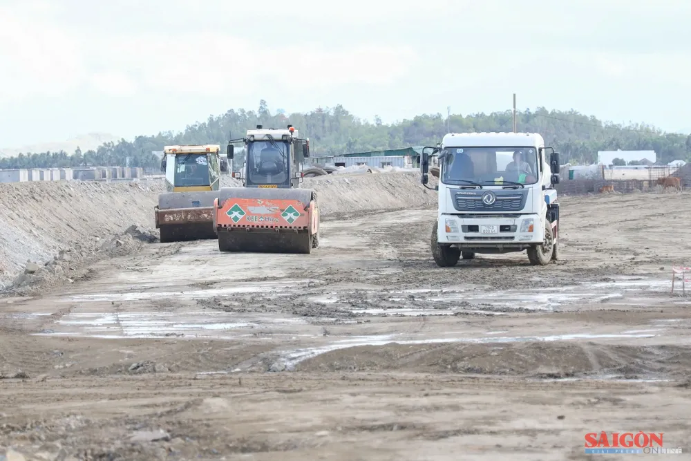 Máy móc, thiết bị tập kết trên công trường dự án. Ảnh: NHẬT THANH dasua-338.jpg
