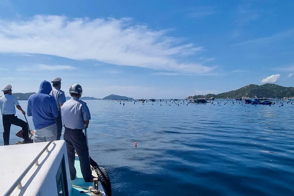 Cảng vụ Hàng hải Nha Trang thường xuyên kiểm tra, vận động người dân không lấn chiếm luồng hàng hải trong vịnh Cam Ranh. Ảnh: NHẬT THANH dasua-2089.jpg