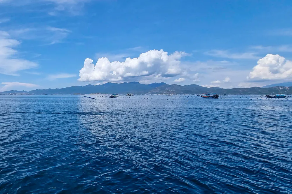 Tình trạng lồng bè lấn chiếm các công trình hàng hải trên vịnh Cam Ranh đã giảm dần. Ảnh: NHẬT THANH dasua-5.jpg